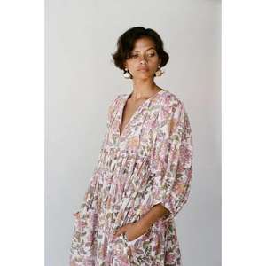 Vestido Maxi Kyra Color Fucsia con Ilustración Encantadora de Flores, Arte Antiguo, Tie-Dye, Diseño Elegante, 100% Algodón - Product Image 4