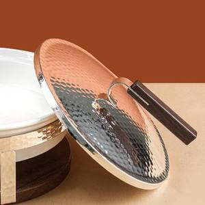 Plat à chafing de luxe en acier martelé avec chauffe-plats en métal blanc, base et poignées en bois pour buffet, fête, mariage, traiteur - Product Image 6