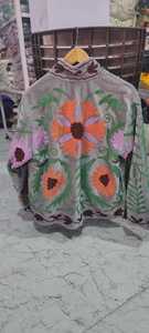 Manteau en velours brodé artisanal avec des fleurs orange et violettes audacieuses - Product Image 3