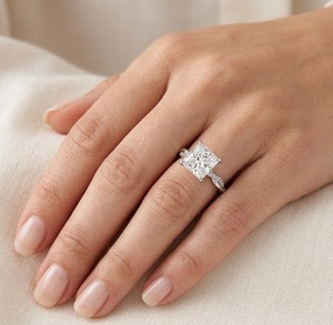 Anillo de Compromiso y Matrimonio VB-138SR de Oro de 10K con Banda de Media Eternidad, Diamante Cultivado en Laboratorio con Corte Princesa de 3.16CT, Color E, Claridad VS1, Certificado IGI - Product Image 1