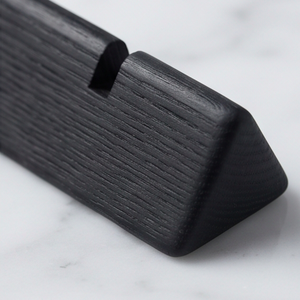 Repose-cuillère en bois noir écologique, parfait pour la cuisine et la table - Product Image 2