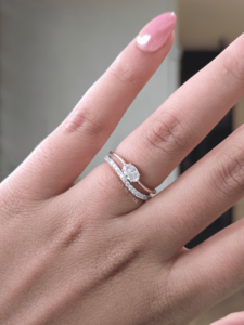 Bague solitaire ovale en diamant de laboratoire 0,50 ct, en or, avec bande fendue pavée, bijoux fins pour femmes - Product Image 1