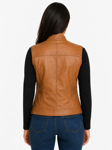 Chaleco de cuero elegante para mujer con forro suave, costuras resistentes, bolsillos prácticos y un ajuste atemporal para montar a caballo, viajar y uso casual. - Product Image 3