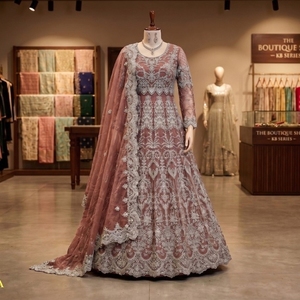 Lehenga Choli de mariée de luxe rose poudré brodé avec des sequins épais, dupatta en filet et tenue de mariage de créateur à manches longues - Product Image 3