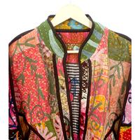 Veste réversible Kantha indienne faite à la main pour femme, robe de style bohème en patchwork pour l'hiver avec motif de lettres
