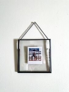 Cadre photo flottant moderne en métal avec chaîne de suspension pour décoration murale, support minimaliste en verre pour affichage d'images pour la maison ou la galerie - Product Image 1