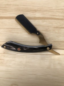 มีดโกนหนวดตรงทำมือจากสแตนเลสสำหรับร้านตัดผมมืออาชีพ พร้อมด้ามจับทำจากเขาแกะ - Product Image 3