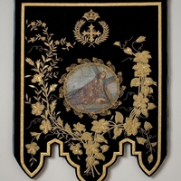 Drapeau liturgique chrétien en velours noir, brodé à la main avec croix dorée, couronne et motifs floraux