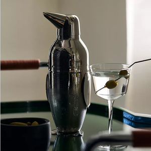 Shaker à cocktails fantaisie en forme de pingouin, fabriqué en métal poli avec un passoire intégré pour une mixologie et des soirées impeccables - Product Image 4