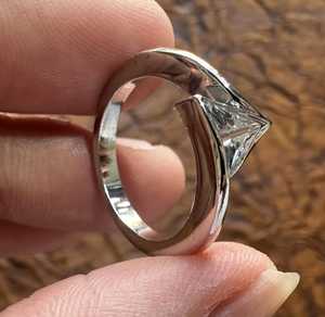 แหวนมอสซาไนต์ทรงสามเหลี่ยม 2.02 กะรัต ดีไซน์วงแหวนแบบไขว้ สำหรับผู้หญิง เงินแท้ 925 เหมาะสำหรับงานแต่งงาน ของขวัญสำหรับคนรัก - Product Image 2
