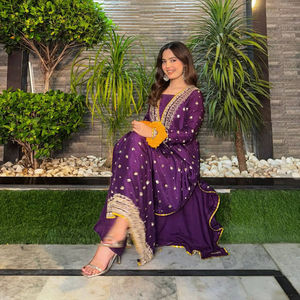 Conjunto de Salwar Kameez Morado Bordado para Mujer con Dupatta – Conjunto de Kurta y Pantalón Étnico Indio para Fiestas y Eventos - Product Image 1