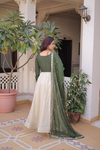 Elegante Vestido de Noche Bordado con Lentejuelas de Seda Roman & Cosmos con Dupatta de Diseñador para Mujer - Product Image 3