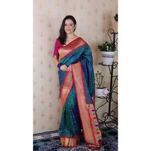 Sari de Seda Paithani Bandhani Verde con Tejido Zari de Elite Weaves, Elegante Sari para Club, 650g - Product Image 1