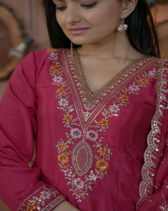 Kurti en soie chinon avec doublure en micro-coton et broderies multi-sequencées, accompagné d'un pantalon brodé et d'un chinon brodé lourd. - Product Image 3