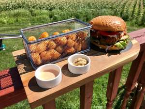 Ensemble de service pour burgers Daystar Trade en bois d'acacia avec planche en ardoise, panier à frites en acier inoxydable et coupelles à condiments en porcelaine - Product Image 4
