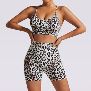 Conjunto de sujetador deportivo y shorts de yoga de cintura media para mujer, personalizado al por mayor, acanalado, lavado, de color liso, con contraste, sin costuras, transpirable y ligero. - Product Image 3