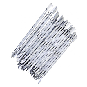 Empujador de cutículas con extremos cuidadosamente diseñados, ideal para eliminar el exceso de cutícula y favorecer un proceso de acabado de uñas suave. - Product Image 2