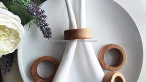 Los servilleteros de madera natural pulida mejoran su mesa con un encanto rústico y una textura orgánica cálida, reutilizable y elegante. - Product Image 3