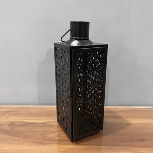 โคมไฟรอมฎอนงานฝีมือเหล็กสีดำ ดีไซน์ศิลป์ประดับตกแต่ง พร้อมที่ใส่เทียนลายสลัก สำหรับตกแต่งโต๊ะบ้าน - Product Image 2