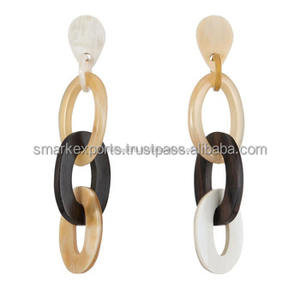 Boucles d'oreilles en corne de buffle fabriquées à la main Bijoux artistiques élégants et légers à l'aspect naturel pour femmes fabriqués en Inde - Product Image 1