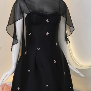 Robe de soirée élégante vintage pour femme, brodée, en organza, manches courtes, avec cape en mousseline transparente, respirante, coupe trapèze, avec empiècements en maille - Product Image 6