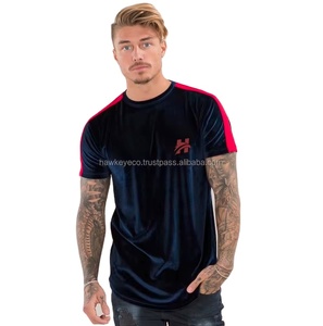 T-shirt homme en tissu velours de couleur noire avec les rayures de couleur rouge sur les manches bas rond coupe ajustée - Product Image 1