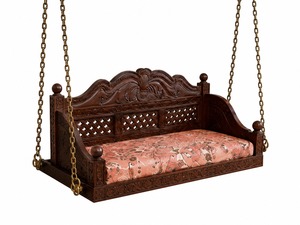 Balançoire Jhula Traditionnelle en Bois pour Salon, en Teck Premium, Robuste, Vintage, avec Chaînes Professionnelles en Laiton et Coussin - Product Image 3