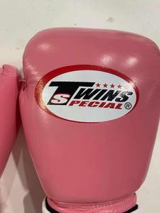 ราคาขายส่ง ถุงมือชกมวยแบบติดตีนตุ๊กแกสีชมพู รุ่น Twin สำหรับฝึกซ้อมและแข่งขัน หนังแท้คุณภาพสูง - Product Image 3