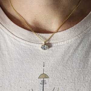 Colgante de Moissanita con Bisel Ovalado, Engaste Tipo East West, Anilla Fija, Plata de Ley 925, Chapado en Oro de 14K, Joyería de Platino - Product Image 3