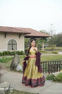 Proveedor de conjuntos de lehenga choli y dupatta de seda tradicional india con bordes tejidos con zari y kalamkari para festivales, procedente de la India. - Product Image 4