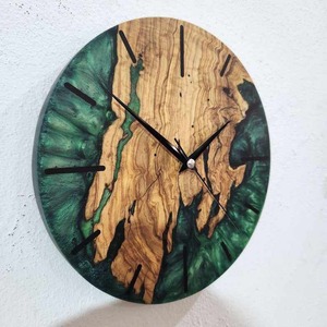 Horloge murale en bois et résine faite à la main, très demandée, style moderne, en époxy, pour salon, chambre, bureau, disponible à la vente - Product Image 1