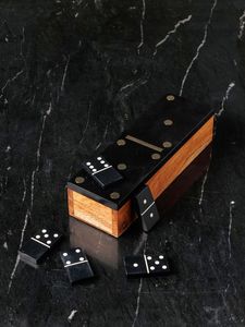 Juego de Dominós Negros Brillantes con Caja de Madera, Piezas de Juego de Resina Artística, Decoración Coleccionable para el Hogar, Juego de Dominós de Regalo, Color Negro - Product Image 1