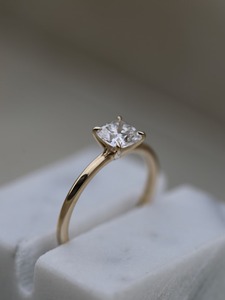 แหวนหมั้นเพชรทรงคุชชั่น 1 กะรัต ชุบทองคำขาว 14K ดีไซน์เรียบหรู รับรองโดย IGI วงแหวนเดี่ยวขนาด 1.6 มม. ของขวัญสำหรับผู้หญิง - Product Image 2