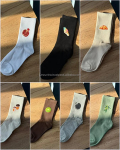 Chaussettes de Pilates personnalisées ODM avec bordure à volants, broderie de fruits, antidérapantes, en coton, pour le yoga, usage quotidien, fabricant vietnamien - Product Image 6