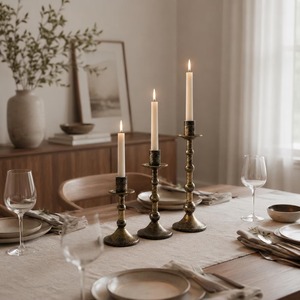 Ensemble de bougeoirs vintage en laiton pour bougies coniques, décoratifs pour table, style classique en métal - Product Image 1
