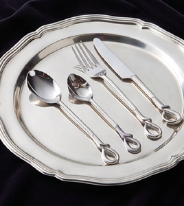 Juego de cubiertos de acero inoxidable con acabado espejo, perfecto para vajilla elegante y accesorios de cocina. - Product Image 1