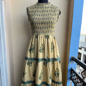 Robe Maxi d'été imprimée à la main Robe de fumeur sans manches en coton avec encolure licou à volants et motif floral froncé - Product Image 1