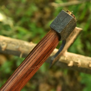 Hacha Vikinga Hecha a Mano, Hacha con Mango de Madera de Palisandro, Acero 52100, para Bushcraft y Camping - Product Image 4
