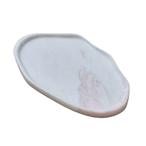 Plateau minimaliste en métal finition or pour bougies, bijoux, pièces de monnaie, table de chevet, accent décoratif, petit carré à bords arrondis - Product Image 1