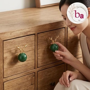 Poignée de meuble en laiton et résine verte Ba Green, forme lapin, écologique, durable, design original, poignée de tiroir contemporaine, installation facile - Product Image 3