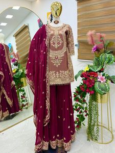 Ensemble de luxe en soie bordeaux style Sharara, broderie Zari dorée, Kurta droite et Palazzo évasé, pour mariages et fêtes indiens et pakistanais - Product Image 4