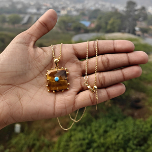 Collier pendentif tendance en pierre naturelle œil de tigre avec accent turquoise et CZ, chaîne réglable en laiton plaqué or - Product Image 5