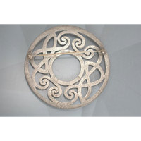 Broche écossaise vintage à motif tourbillonnant de nœuds celtiques complexes, style tartan traditionnel pour kilt 2026