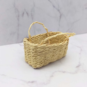 Adorable Cesta Tejida de Mimbre en Miniatura para Decoración de Casa de Muñecas 1:12, Manualidades DIY, Toque Estético Perfecto o Empaque de Regalo Único - Product Image 1