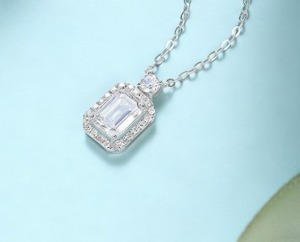 จี้เพชรทรงเหลี่ยมมรกต 1 กะรัต รับรองโดย IGI พร้อมสร้อยคอทองคำแท้ 18K ประดับเพชรเต็มเส้น สำหรับผู้หญิง ขายส่ง - Product Image 3