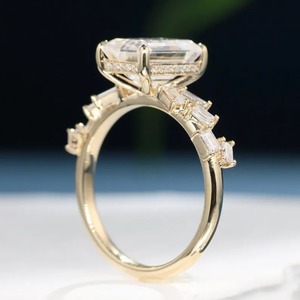 Bague de fiançailles en moissanite taille émeraude avec halo baguette en or jaune 14 carats, bague de mariage, bague de fiançailles, cadeau pour elle, bague de demande en mariage. - Product Image 5