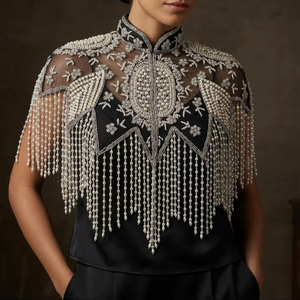 Camisole élégante et tendance pour femme, style doux, en satin uni, ornée de paillettes et de perles, faite à la main avec des franges dorées, écologique et courte. - Product Image 1