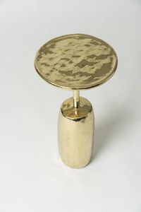 Mesa auxiliar de metal brillante que aporta brillo a los interiores y ofrece un soporte confiable para los artículos esenciales del día a día. - Product Image 6