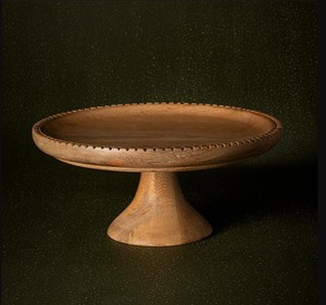 Support à gâteau en bois artisanal – Présentoir à dessert rustique sur piédestal avec bord sculpté pour gâteaux et décoration de table - Product Image 2