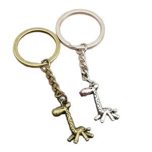 Juego de 2 llaveros Jiraf de Metal de latón fundido de oro y plata en venta al por mayor Prcie - Product Image 1